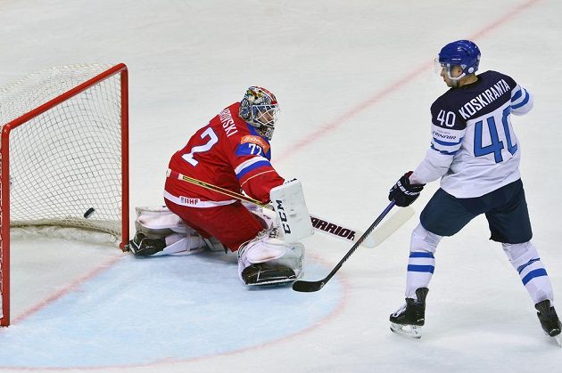 Fin Jarno Koskiranta se snaží překonat ruského brankáře Sergeje Bobrovského v semifinále MS v Moskvě.