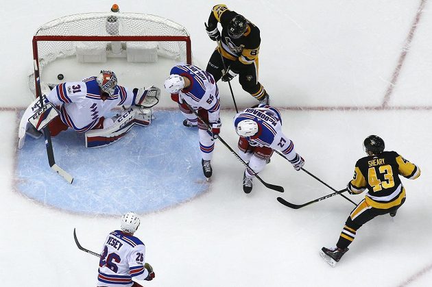 Conor Sheary (43) z Pittsburghu dává gól, vlevo je brankář NY Rangers Ondřej Pavelec (31), na snímku brání i Nick Holden (55) a Ryan McDonagh (27).