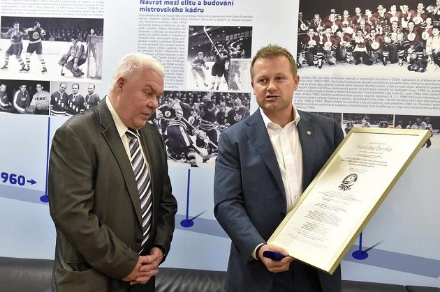 HC Vítkovice Ridera slaví 90. výročí svého založení a zároveň ocenil legendu, současného čestného prezidenta klubu Františka Černíka (vlevo). Vpravo je majitel klubu Aleš Pavlík.
