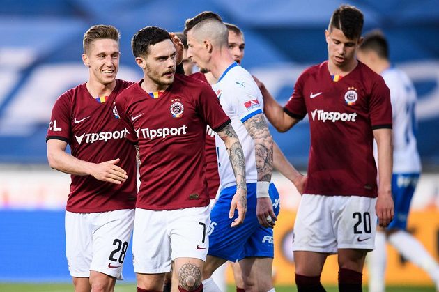 Tomáš Wiesner a David Moberg Karlsson ze Sparty Praha oslavují vedoucí gól během utkání 31. kola Fortuna ligy.