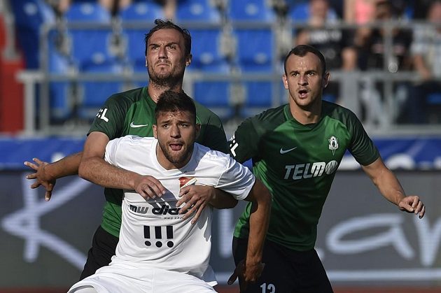 Zleva Martin Doležal z Jablonce, Patrizio Stronati z Baníku Ostrava a David Lischka z Jablonce.