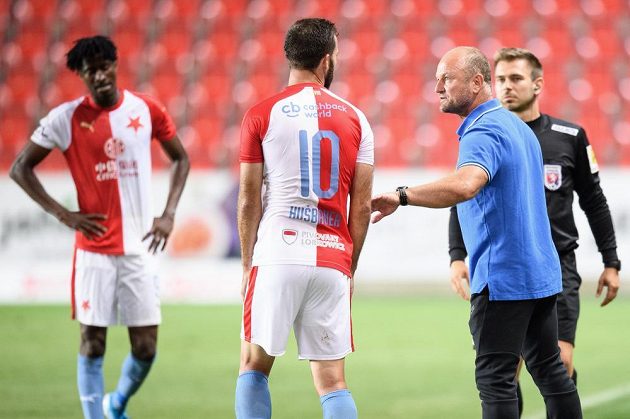 Trenér Slovanu Liberec Pavel Hoftych a Josef Hušbauer ze Slavie Praha během utkání.