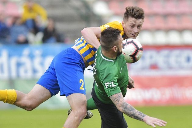 Střelec druhé branky Příbrami Antonín Fantiš a Dominik Simerský (č. 2) z Opavy.