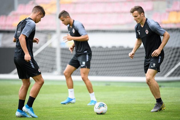 Fotbalisté Sparty Praha Adam Hložek (vlevo) a Lukáš Štetina při tréninku na Letné.