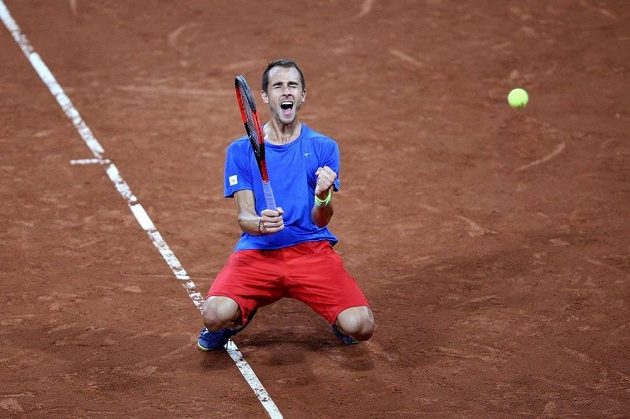 Český tenista Lukáš Rosol se raduje z vítězství nad Robinem Haasem