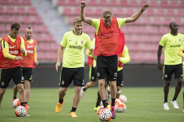 Ladislav Krejčí (vpředu) na tréninku před úvodním střetnutím play off Evropské ligy s Thunem.