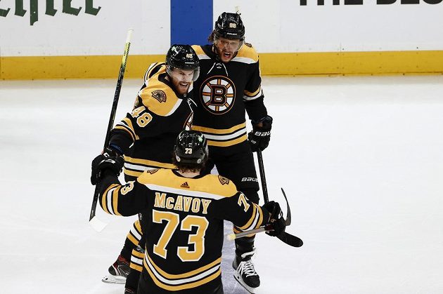 Radost v podání hokejistů Bostonu poté, co se v utkání proti NY Islanders prosadil gólově David Pastrňák (88). K zásahu mu gratulují spoluhráči Matt Grzelcyk (48) a Charlie McAvoy (73).