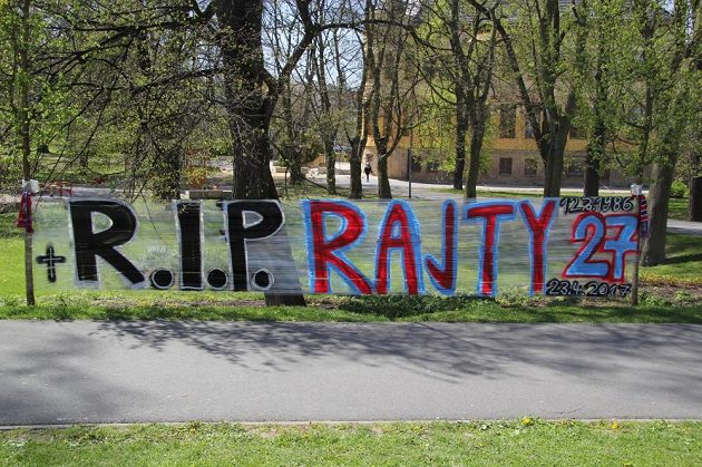 Fanoušci v Plzni truchlí za zesnulého Františka Rajtorala.
