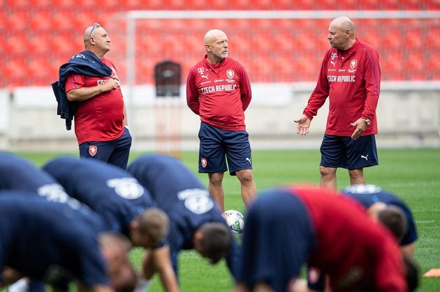Manažer Jaromír Šeterle (vlevo), trenér Karel Jarolím a asistent Miroslav Koubek během tréninku fotbalové reprezentace.