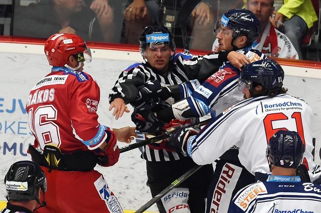 Zleva Daniel Rákos z Třince, Jakub Lev, Peter Trška a Rostislav Olesz z Vítkovic.