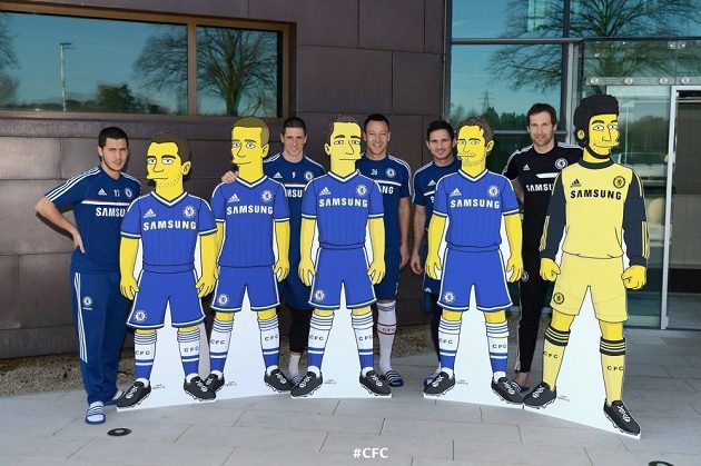 Fotbalisté Chelsea (zleva) Eden Hazard, Fernando Torres, John Terry, Frank Lampard a Petr Čech se svými dvojníky ze seriálu Simpsonovi.