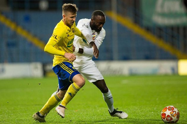 Lukáš Bartošák ze Zlína a Joel Kayamba z Plzně v akci během utkání 15. kola nejvyšší soutěže.