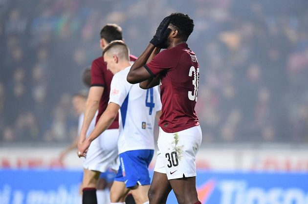 Sparťanský zmar, útočník Tetteh má hlavu v dlaních. Sparta do druhé části ligy vstoupila porážkou.