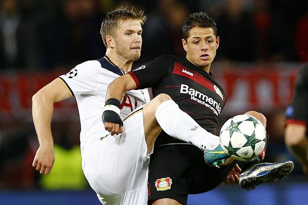 Záložník Tottenhamu Eric Dier (vlevo) v souboji s Javierem Hernándezem z Leverkusenu.