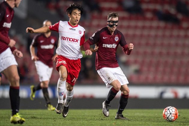 Pardubický záložník Kim Daewon a obránce Sparty Praha Matěj Hybšv odvetě osmifinále MOL Cupu.
