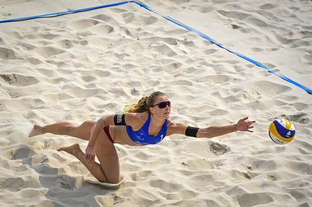 Turnaj Světového okruhu v plážovém volejbalu v Praze. Michaela Kubíčková (na snímku) a Michala Kvapilová z ČR ve čtvrtfinálovém utkání s Esmée Böbnerovou a Zoé Vergéovou-Dépréovou ze Švýcarska.