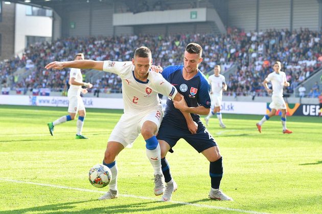 Pavel Kadeřábek v tvrdém souboji o míč