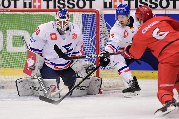 Brankář Johan Gustafsson a Björn Krupp z Mannheimu a Lukáš Cingel z Hradce během úvodního utkání osmifinále play off hokejové Ligy mistrů.