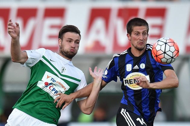V souboji jablonecký útočník Tomáš Wágner (vlevo) a obránce Bohemians 1905 Michal Šmíd.