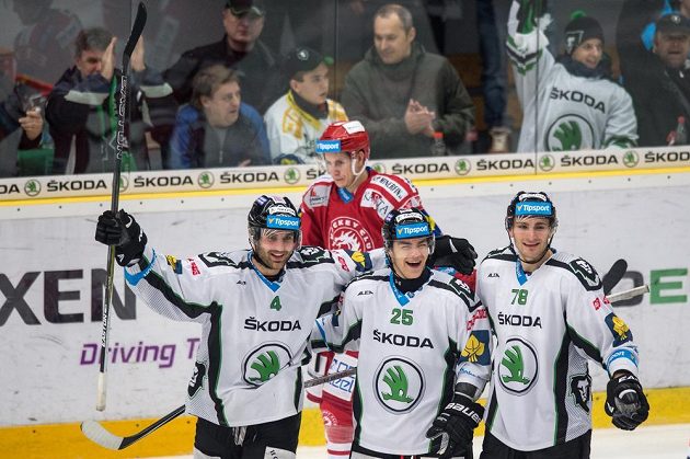 Hokejisté Mladé Boleslavi (zleva): Tomáš Voráček, Radan Lenc a Lukáš Žejdl oslavují třetí gól proti Třinci.