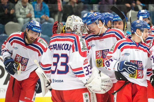 Radost českých hokejistů po výhře nad Norskem v přípravě na MS. Zcela vlevo střelec dvou českých gólů Lukáš Kašpar.