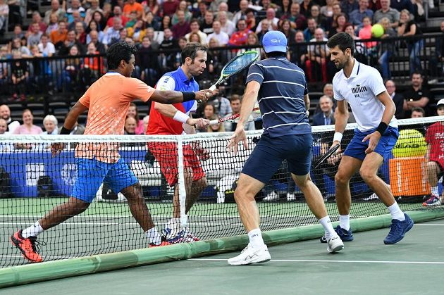 Hvězdný debl (zleva Leander Paes, Radek Štěpánek, Tommy Haas a Novak Djokovič) na rozlučce Radka Štěpánka s tenisovou kariérou.