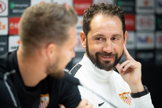 Český brankář Sevilly Tomáš Vaclík a trenér Pablo Machín během tiskové konference před utkáním osmifinále Evropské ligy se Slavia Praha.