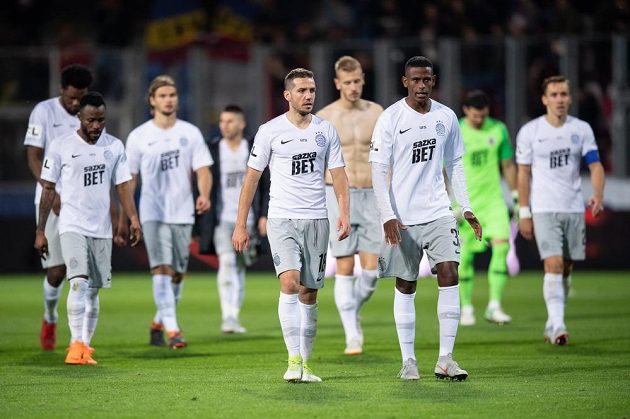 Fotbalisté Sparty Praha (vpředu): Alexandru Chipciu a Golgol Mebrahtu po utkání 10. kola v Plzni, kde Letenští prohráli 0:1.