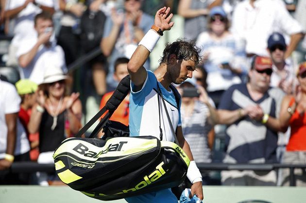 Rafael Nadal se loučí s diváky na turnaji v Miami, kde v utkání 2. kola skrečoval ve třetím setu utkání s Damirem Džumhurem z Bosny.