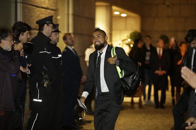 Barcelonský fotbalista Arturo Vidal přiletěl do Prahy na duel se Slavií v dobré náladě.