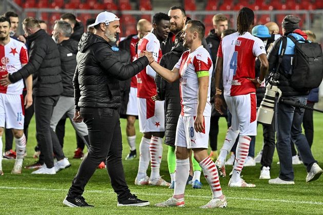 Fotbalisté Slavie se radují ze zisku třetího mistrovského titulu v řadě. Vpředu je trenér Jindřich Trpišovský a kapitán Jan Bořil.