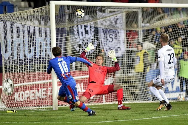 Vlevo Jan Kopic z Plzně střílí gól. Uprostřed je brankář Milan Heča a vpravo jeho spoluhráč ze Slovácka Petr Reinberk.