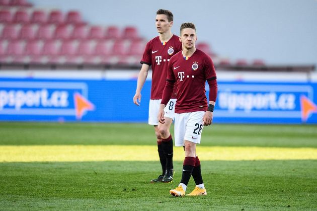 Zklamaní fotbalisté Sparty Tomáš Wiesner a David Pavelka po utkání semifinále MOL Cupu se Slavií.