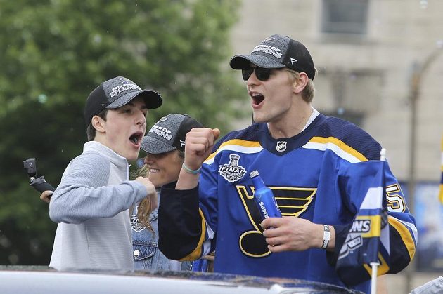 Ani hustý déšť nepokazil fanouškům a hokejistům St. Louis Blues sobotní velkolepé oslavy zisku Stanley Cupu. S fanoušky slavil i obránce Colton Parayko.