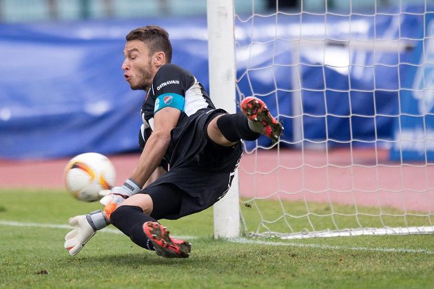 Brankář Baníku Ostrava Jiří Pavlenka likviduje penaltu útočníkovi Dukly Jeanu-Davidu Beaguelovi (není na snímku).