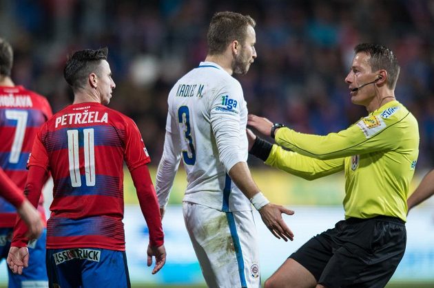 Obránce Sparty Praha Michal Kadlec (uprostřed) a rozhodčí Karel Hrubeš během zápasu s Plzní.