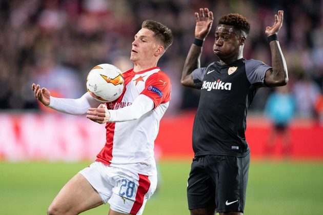 Lukáš Masopust v souboji o míč