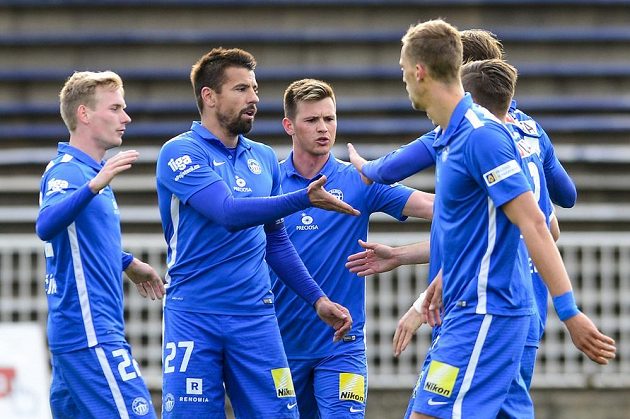 Liberečtí hráči oslavují gól v Hradci. Zleva Petr Ševčík, Milan Baroš, Egon Vůch a Tomáš Souček.
