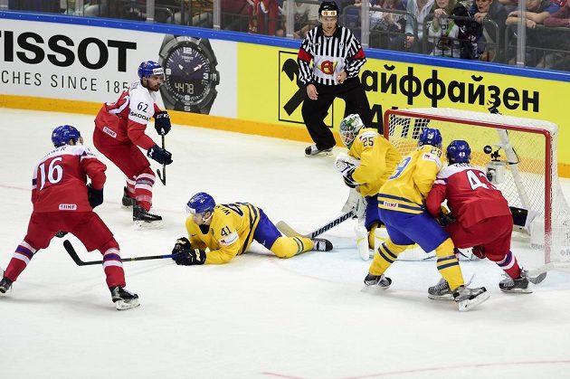 (Zleva) Michal Birner a Michal Řepík, Alexander Wennberg, brankář Jacob Markström a Erik Gustafsson ze Švédska a Jan Kovář.