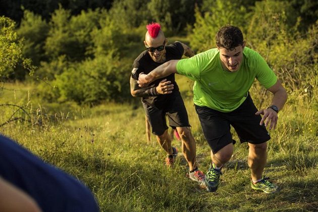 I když to bolelo, závodilo se. Prokopské údolí v Praze a příprava na RedBull 400, výběh skokanského můstku v Harrachově.
