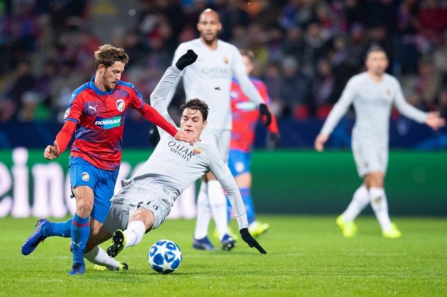 Patrik Hrošovský z Viktorie Plzeň v souboji s útočníkem AS Řím Patrikem Schickem.
