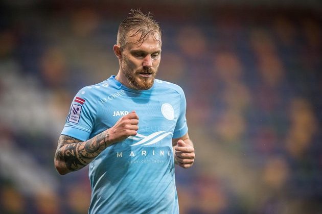 Záložník Jakub Hora v zápase lotyšské ligy.