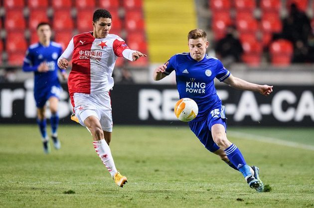 Alexander Bah ze Slavie a Harvey Barnes z Leicesteru během utkání vyřazovací části Evropské Ligy.