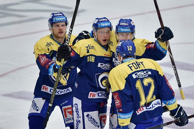 Autor prvního gólu Zlína Jan Dufek (druhý zleva) se raduje se spoluhráči.