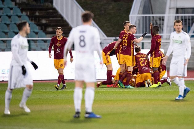 Fotbalisté Dukly Praha oslavují gól na 2:0 během utkání 25. kola Fortuna ligy s Karvinou.