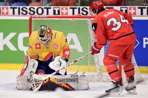 Brankář Djurgaardenu Niklas Svedberg zasahuje před Kevinem Klimou z Hradce Králové.