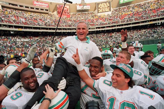 Ve věku 90 let zemřel Don Shula, nejúspěšnější trenér v historii ligy amerického fotbalu NFL podle počtu vítězství.