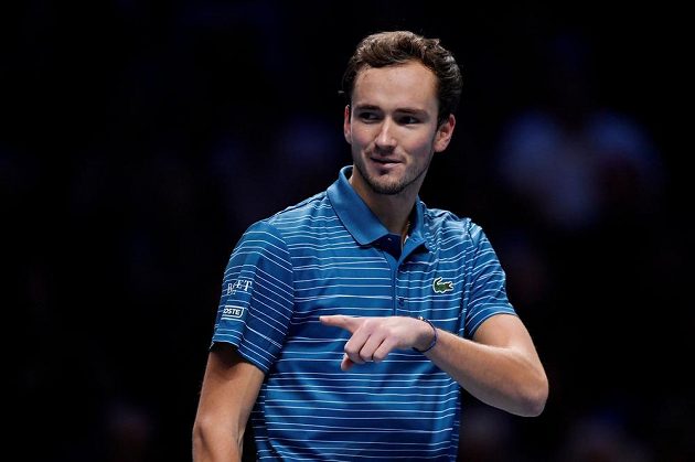 Ruský tenista Daniil Medveděv během utkání Turnaje mistrů s Rafaelem Nadalem.