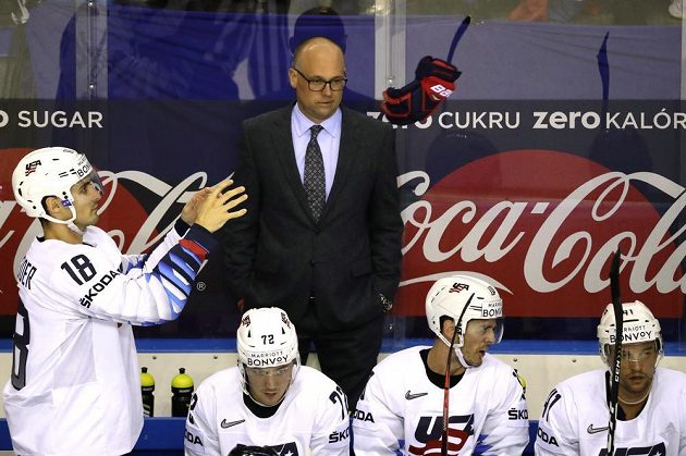 Hlavní trenér hokejistů USA Jeff Blashill na střídačce během utkání MS se Slovenskem.