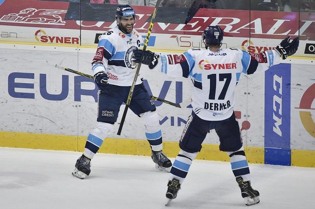 Autor libereckého gólu Petr Jelínek (vlevo) a Lukáš Derner se radují v semifinále hokejové extraligy.